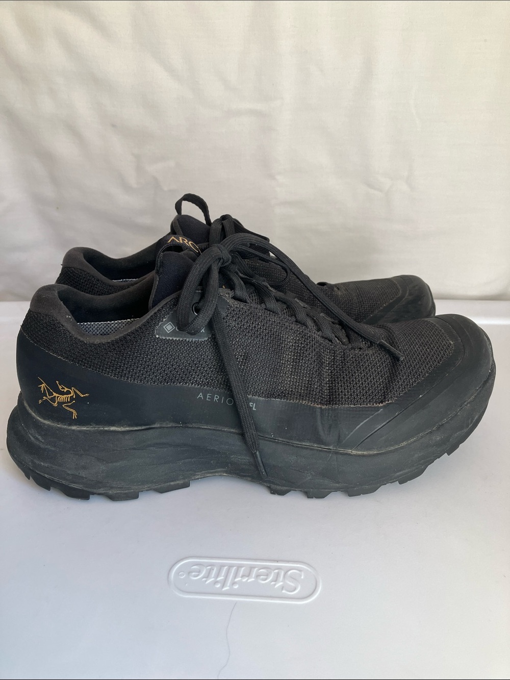 Arc'teryx Aerios FL Gore-Tex hiking shoes black gold Men’s 6.5 Women’s 8